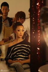 组图：张遥受邀拍摄汽车广告 舞台上展现自我