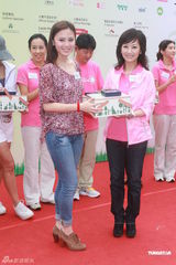 组图：赵雅芝优雅现身活动 两颊显消瘦