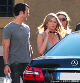 组图：安妮斯顿秀八字奶 携男友游罗马