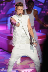 组图：比伯白衣献唱内衣秀 偷瞄超模小鹿乱撞