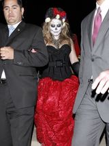 组图：希拉里-达芙化身艳丽复古骷髅 开心自称丧尸