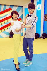 组图：胡夏被封吃货 搂侯佩岑热舞探戈