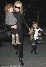 组图：基德曼黑色皮衣亮相 怀中小女儿萌样可爱