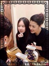 组图：李咏撞脸贝多芬 妻女盛装似姐妹花