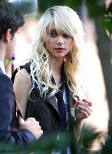 高清组图：泰勒-摩森片场秀 带搭配超短裙