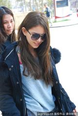 组图：周杰伦女友昆凌现身上海 黑超遮面笑容纯美