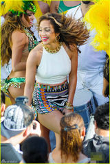 组图：詹妮弗-洛佩兹拍MV 狂舞自嗨表情销魂