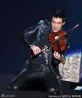 组图：王力宏个唱露腹肌 与女舞者惹火热吻