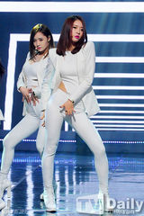 组图：东方神起回归夺首冠 女团成员台上晕倒