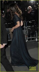 组图：凯特王妃新年首度亮相 纤细腰身迷人笑容