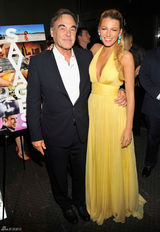 组图：布莱克明黄色礼服闪耀《野蛮人》纽约首映