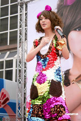 幻灯图：杨丞琳获赠G奶蛋糕 粉丝祝其拥有傲人胸部