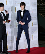 组图：韩MBC举办演技大奖 李民浩金贤重等帅气助阵