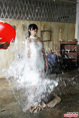 组图：郑嘉嘉肉背惹蚊子亲吻 高温下脸被泼水