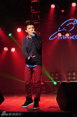 组图：A-Lin小宇北京歌友会 贴心送口罩防流感