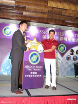 幻灯图：郭富城捧场明星高球赛 接受伍兹前教练特训