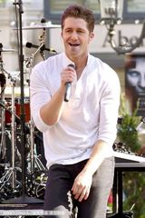 组图：马修-莫里森露天打歌发布首张个人专辑