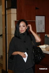 高清：已故艺人陈鸿烈设灵 蔡少芬佘诗曼素颜现身