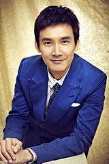 组图：张铎睿智写真展型男招牌微笑