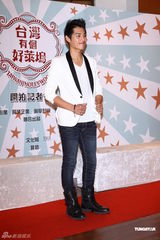 组图：天心黑色深V礼服性感出席记者会