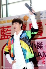 幻灯组图：棒棒堂为粉丝化妆 王子曾险遭粉丝强吻