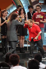 组图：嫩模周秀娜上张菲节目 称和萧敬腾是兄妹情