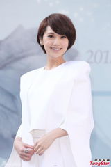 组图：杨丞琳签票会活动 用哑铃搓猛男胸肌