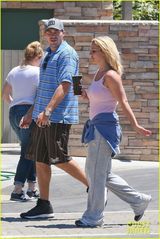 组图：布兰妮穿破洞装素颜出行 男友恩爱相随