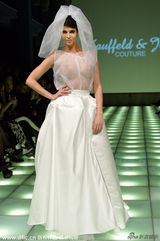 组图:德足球宝贝舍费尔半裸穿婚纱走秀性感火辣