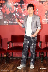 组图：张信哲晋升舞台剧团长 盼遇合适对象早日成家