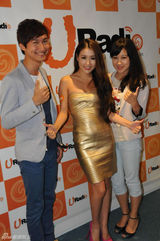 组图：孙敬媛短裙深V性感 香港宣传大方秀出美腿