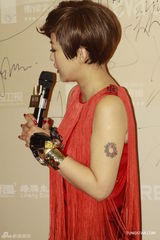 组图：何润东助阵微电影启动 郝蕾红装现身秀身材