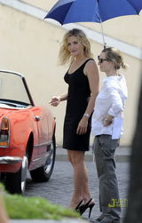 幻灯图集：林志玲和凯特-温斯莱特合拍手表广告