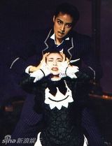 组图：天海佑希46岁生日 宝冢男角剧照大放送