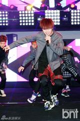 组图：韩男团BTOB新专辑回归首唱表演新歌