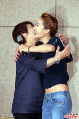 组图：蔡依林母亲节献吻妈妈 避谈绯闻