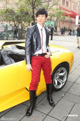 高清图：林俊杰为个唱造势 英俊现身相伴豪车