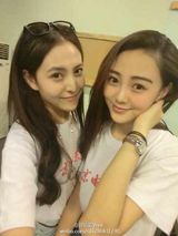 组图：北影表演系新生K歌照竖中指显不雅