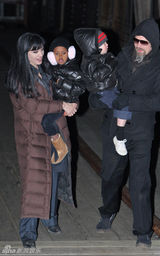 幻灯图集：朱莉和皮特带着两子女黑衣夜游