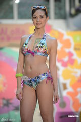 组图：Jessica C比基尼秀美胸俏臀 自曝找到新对象