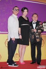 组图：曾志伟六十大寿陈小春携大肚应采儿亮相