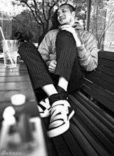 组图：黄觉写真雨中漫步 彰显文艺青年气质