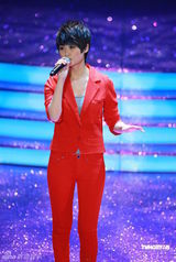 幻灯：香港金像奖现场 李宇春红衣深情献唱