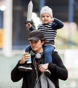 组图：奥兰多让萌子骑大马 小弗林舞剑变小勇士