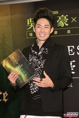 组图：吴建豪写真秀八块肌 保护家庭避谈老婆