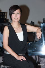 组图：黄韵玲香港开唱大方露背 赞杨千嬅够义气