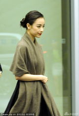 组图：倪妮披披肩现身外出觅食 略施粉黛美妆