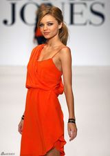 高清组图：奥兰多女友米兰达-可儿走秀 笑容甜美