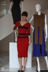 组图：陈燃助阵时尚活动 与贝嫂亲密合影