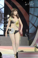 组图：成都理工上演内衣秀 美腿爆乳比基尼上阵